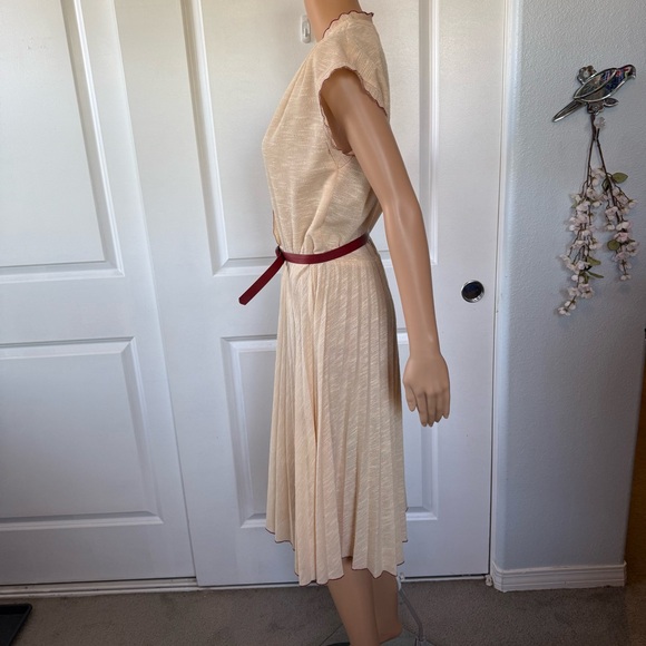 VINTAGE adorable cream midi dress with red piping and belt S M pleated V neck - Picture 4 of 14